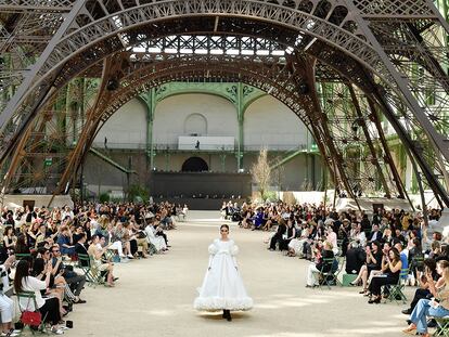 Chanel rinde homenaje a París (Torre Eiffel incluida) en la alta costura