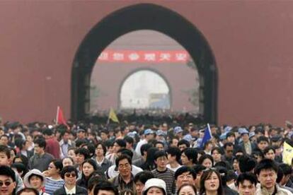 Habitantes de Pekín en la plaza de Tiananmen en la concentración del 1 de mayo.