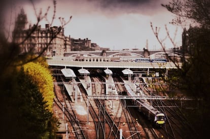 Un tren sale de la estación de Waverley.