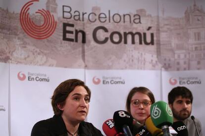 Ada Colau, Janet Sanz (ICV), i Marc Bertomeu (Podem), aquest matí.