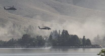 Helic&oacute;pteros militares de la OTAN sobrevuelan el hotel atacado por los talibanes. 