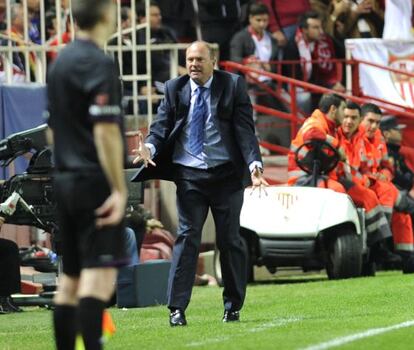 Pepe Mel cuts an exasperated figure during Betis&#039; derby defeat