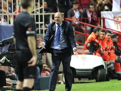 Pepe Mel cuts an exasperated figure during Betis&#039; derby defeat