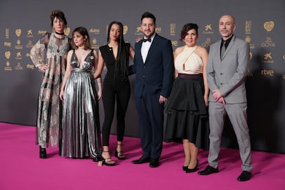 El equipo de 'Becarias', nominado al mejor cortometraje de animación, a su llegada a la alfombra.