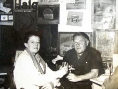 La compositora Peggy Glanville-Hicks con Lawrence Durrell. Juntos escribieron la ópera Sappho (1963)