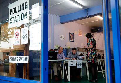 Una mujer deja su voto en un local electoral en Oxford (Reino Unido).