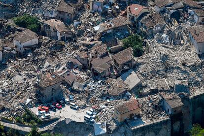 Vista area de Pescara del Tronto, en el centro de Italia, una de las ciudades ms afectadas tras el terremoto del pasado 24 de agosto. El consejo de ministros de Italia aprob el nombramiento de Vasco Errani, expresidente de la regin de Emilia Romagna, como delegado extraordinario para dar "transparencia y control" a la reconstruccin de las zonas afectadas por el devastador terremoto.