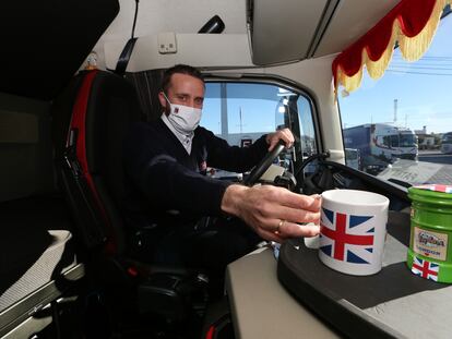 Un camionero del Grupo Fuentes, una de las empresas que más viajan al Reino Unido, en su sede de Murcia, esta semana.