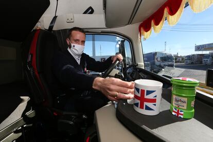 Un camionero del Grupo Fuentes, una de las empresas que más viajan al Reino Unido, en su sede de Murcia, esta semana.