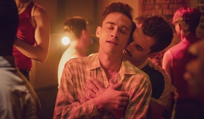 Olly Alexander (centro), en un fotograma de 'It's a Sin'.