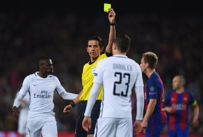 L'arbitre Deniz Aytekin ensenya una targeta groga a Julian Draxler del PSG.