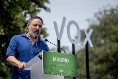 El presidente de Vox, Santiago Abascal, durante una comida el pasado domingo con afiliados de Vox, en Navalagamella ( Madrid).