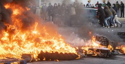 Neumáticos incendiados durante la manifestación en apoyo a la huelga de los trabajadores del metal en Cádiz.