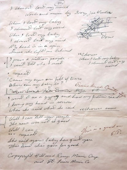 Letra de la cancin I almost lost my mind, de Elvis Presley, escrita a mano en una cuartilla por el cantante.