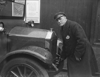 Jack Meekins era un famoso boxeador del Londres de los a&ntilde;os 20 que se recicl&oacute; en taxista en la d&eacute;cada siguiente (la foto es del 20 de marzo de 1934). Probablemente poca gente entendiera lo que sent&iacute;a en su trabajo