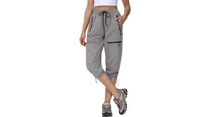 Estos pantalones de senderismo para mujer son la mejor opción para tus escapadas a la montaña este verano.