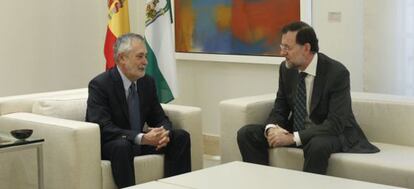 El jefe del Ejecutivo central, Mariano Rajoy, con el presidente de la Junta de Andalucía, José Antonio Griñán.