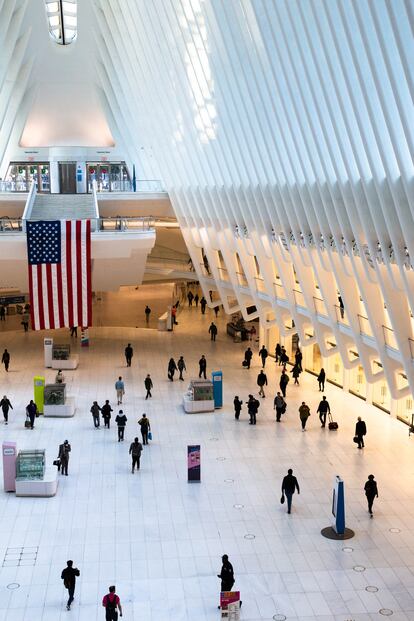 El otrora atiborrado intercambiador del World Trade Center, diseñado por Santiago Calatrava y conocido como The Oculus, ajeno un viernes postpandémico a la adrenalina de la hora punta.  
