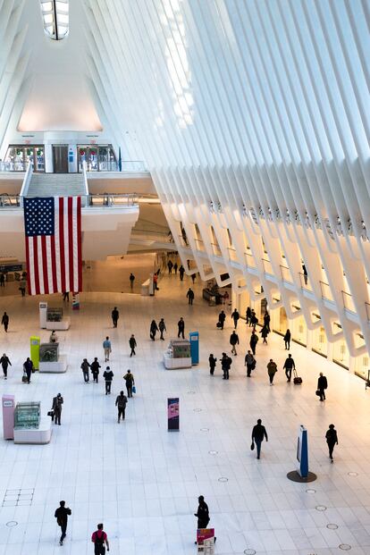 El otrora atiborrado intercambiador del World Trade Center, diseñado por Santiago Calatrava y conocido como The Oculus, ajeno un viernes postpandémico a la adrenalina de la hora punta.