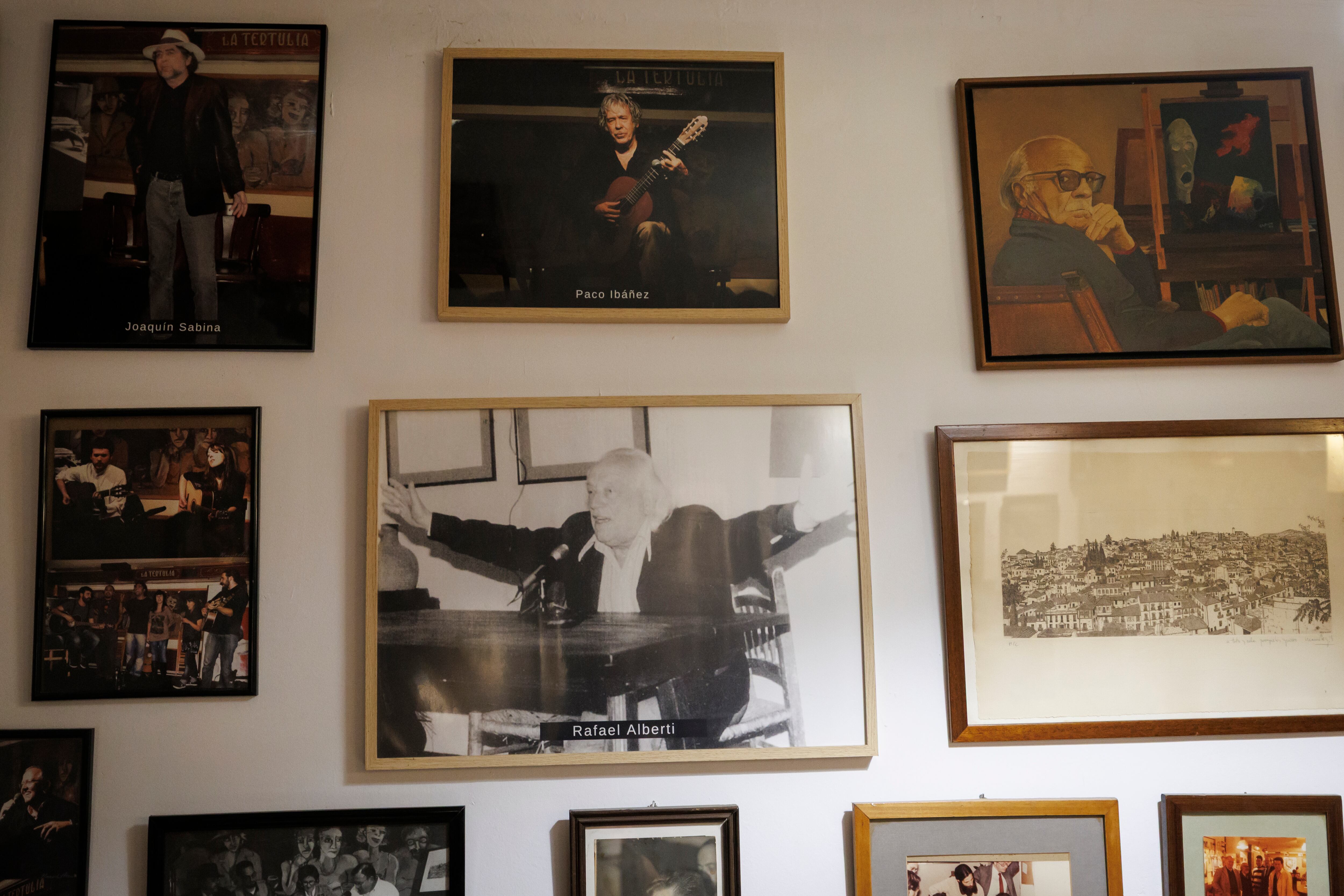 Pared con fotografías de algunos de los clientes más célebres de La Tertulia.