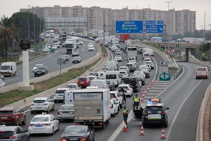 El reto de moverse por Valencia y el área metropolitana sin metro y atascos kilométricos una semana después de la dana