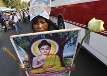 Manifestantes camboyanos protestan hoy durante una manifestación frente al Tribunal Supremo, en Phnom Penh (Camboya).