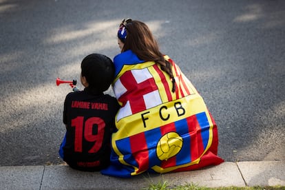 Barcelona kończy się tym trofeum świetnym sezonem po wygraniu hiszpańskiego Super Pucharu w styczniu i Copa Del Rey w kwietniu.