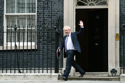 Boris Johnson salía ayer de Downing Street para reunirse con su Gabinete.