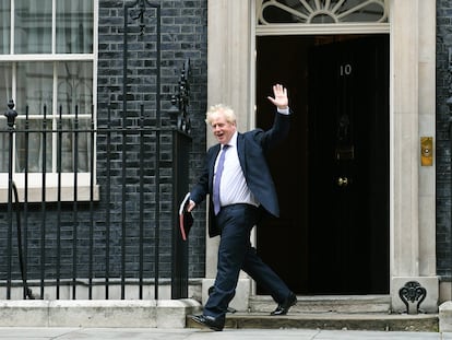 Boris Johnson salía ayer de Downing Street para reunirse con su Gabinete.