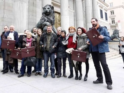 Xavier Domènech, líder de En Comú Podem, en el centro, rodeado de los diputados de la confluencia catalana de Podemos.