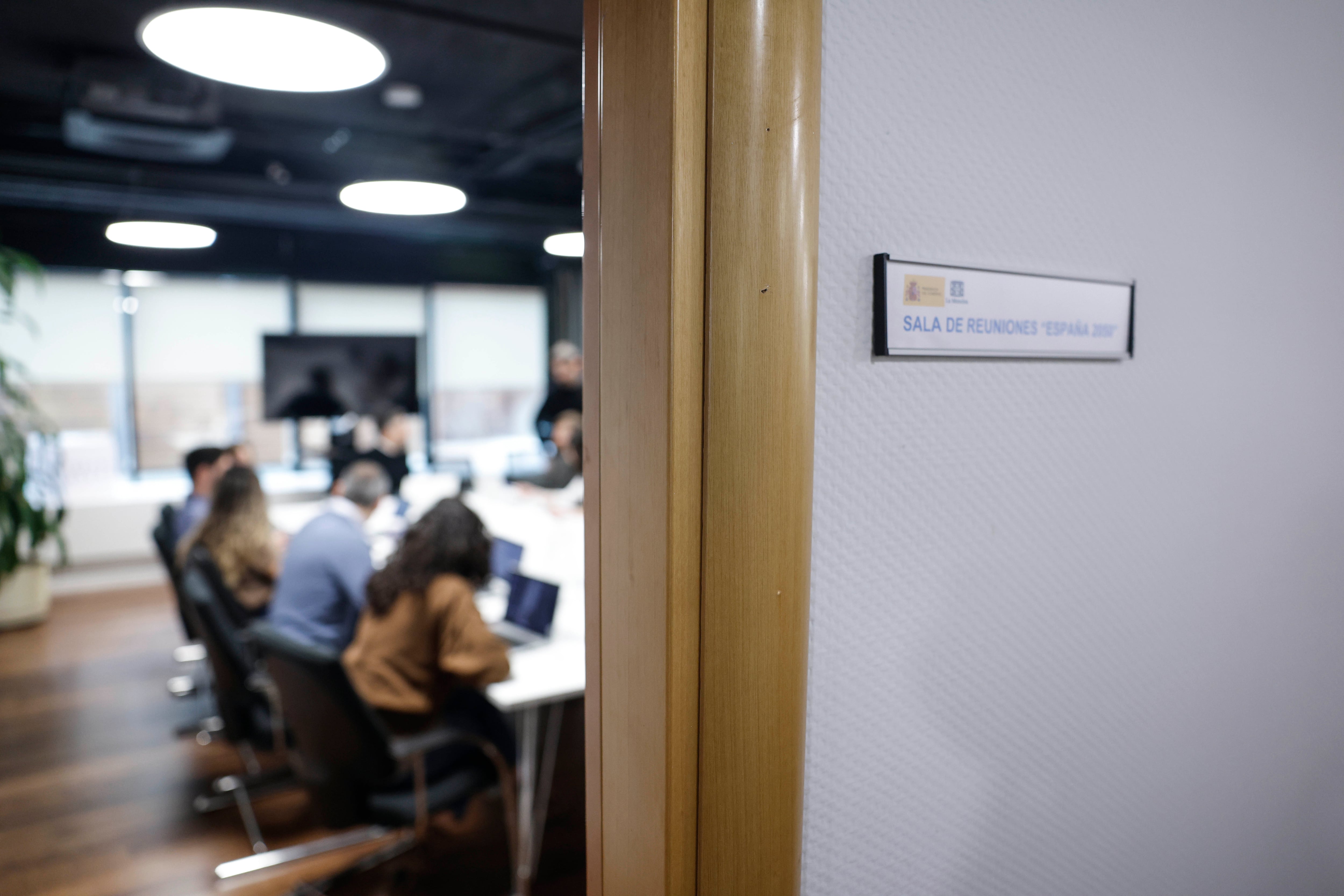 El equipo de analistas dependientes del jefe de gabinete de Pedro Sánchez en el complejo de La Moncloa, el pasado martes.