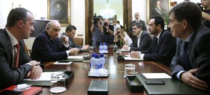 El ministro del Interior, Jorge Fern&aacute;ndez D&iacute;az (2i), junto al secretario de Estado de Seguridad, Francisco Mart&iacute;nez (i); el portavoz del PP en la Comisi&oacute;n de Interior del Congreso de los Diputados; Conrado Escobar (3i), el portavoz del PSOE en el Congreso, Antonio Hernando (2d); el diputado socialista Jos&eacute; Enrique Serrano (d); y el exlehendakari y actual secretario de Acci&oacute;n Pol&iacute;tica, Ciudadan&iacute;a y Libertades del partido, Patxi L&oacute;pez (3d), durante la reuni&oacute;n de la Comisi&oacute;n de Seguimiento del Pacto de Estado contra el terrorismo yihadista convocada de urgencia tras los atentados perpetrados hoy en Francia, T&uacute;nez y Kuwait. EFE/Chema Moya