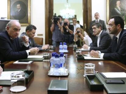 El ministro del Interior, Jorge Fern&aacute;ndez D&iacute;az (2i), junto al secretario de Estado de Seguridad, Francisco Mart&iacute;nez (i); el portavoz del PP en la Comisi&oacute;n de Interior del Congreso de los Diputados; Conrado Escobar (3i), el portavoz del PSOE en el Congreso, Antonio Hernando (2d); el diputado socialista Jos&eacute; Enrique Serrano (d); y el exlehendakari y actual secretario de Acci&oacute;n Pol&iacute;tica, Ciudadan&iacute;a y Libertades del partido, Patxi L&oacute;pez (3d), durante la reuni&oacute;n de la Comisi&oacute;n de Seguimiento del Pacto de Estado contra el terrorismo yihadista convocada de urgencia tras los atentados perpetrados hoy en Francia, T&uacute;nez y Kuwait. EFE/Chema Moya