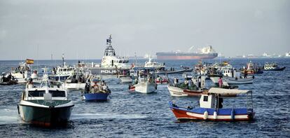 Los pescadores de Algeciras son rodeados por fuerzas de seguridad del Peñón y de la Guardia Civil.