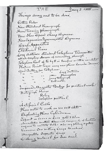 Thomas A. Edison, nacido en 1847, es uno de los inventores más prolíficos de todos los tiempos, con la impresionante cifra de mil noventa y tres patentes a su nombre sólo en Estados Unidos. Entre algunos de sus mayores logros se encuentra la invención del fonógrafo, el desarrollo de la primera bombilla incandescente doméstica y el diseño del kinetógrafo, una pionera cámara de imágenes en movimiento. Así pues, a nadie le sorprende descubrir que Edison, en su vida diaria, dependía de listas de tareas que harían que el más ocupado de nosotros pareciera un indolente a su lado. Sirva a modo de ejemplo esta página, escrita en enero de 1888, con anotaciones tan extraordinarias como "piano eléctrico", "marfil artificial" o "tinta para ciegos".