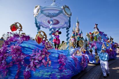 La carroza del ratón Mickey en el desfile del 20º aniversario que recorre cada tarde la calle principal del parque Disneyland.