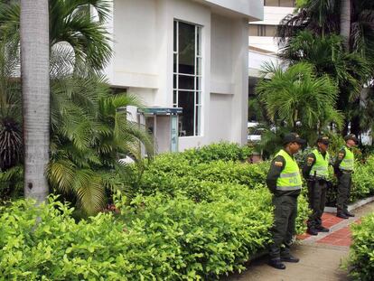 Polic&iacute;as custodian la sede de Electricaribe en Barranquilla, Colombia.