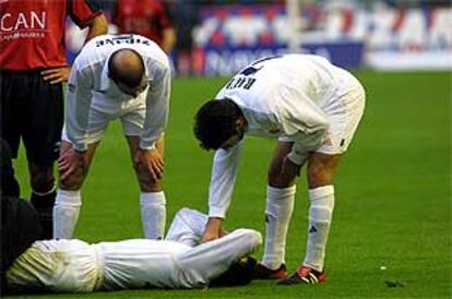 Zidane y Raúl se preocupan por Figo, que se duele en el suelo, durante el Osasuna-Real Madrid.
