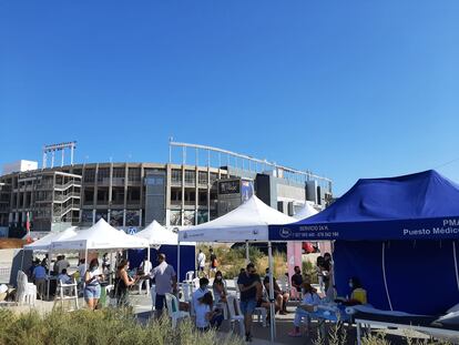 Los puntos móviles de vacunación junto al campo del Martínez Valero en Elche.