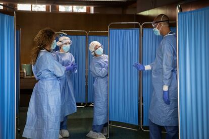 Un grupo de sanitarios se prepara para la toma de muestras para pruebas PCR, en Vilafranca del Penedès.