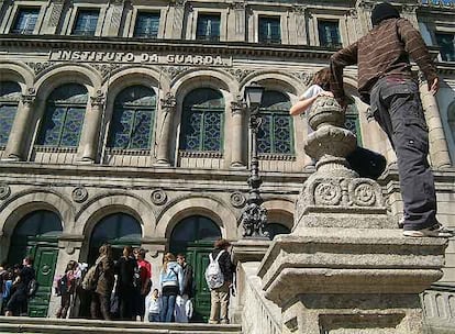 Alumnos delante del colegio Eusebio da Guarda, en la plaza de Pontevedra en A Coruña.