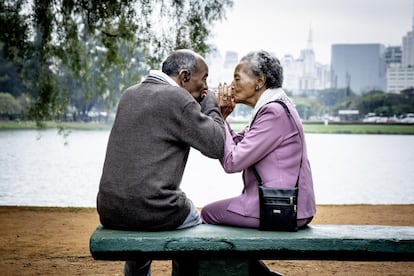 Juárez y Heloisa se conocieron en las calles de São João Del Rey, Brasil, hace 56 años. Para ellos, todavía hoy, los abrazos y mimos son un signo de amor y consuelo. NIVEA los ha conocido con ocasión de su Informe NIVEA 2020: 'La situación del Contacto Humano'.