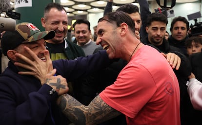Santiago Sánchez es recibido por amigos y familiares, este martes en el aeropuerto de Barajas de Madrid.