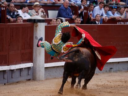 Un momento de la espectacular voltereta sufrida por Joselito Adame en el cuarto toro.