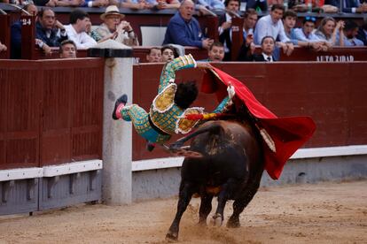 Un momento de la espectacular voltereta sufrida por Joselito Adame en el cuarto toro.