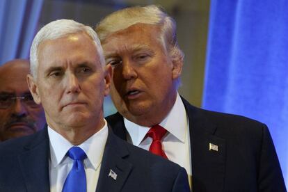 Donald Trump susurra al oído a Mike Pence.