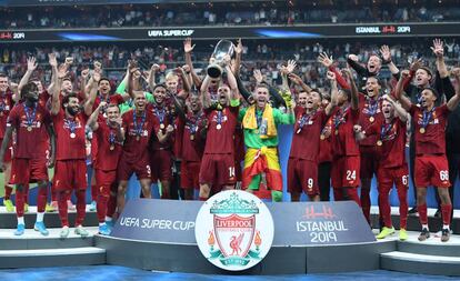 Henderson ergue a taça de campeão da Supercopa.