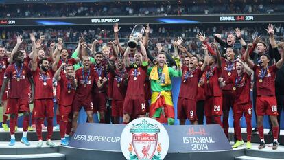 Henderson ergue a taça de campeão da Supercopa.