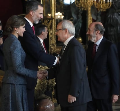Los Reyes saludan al expresidente de la Generalitat José Montilla, y al exsecretario general del PSOE, Alfredo Pérez Rubalcaba.