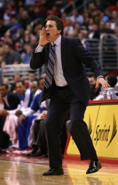 Vinny Del Negro, entrenador de Los Angeles Clippers, dando instrucciones durante el partido ante lso Utah Jazz